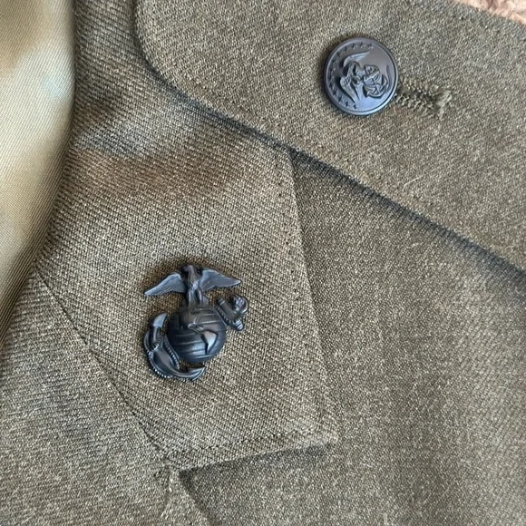 Olive green with red patches vintage military 
rifle marksman coat with belt. - Picture 4 of 7